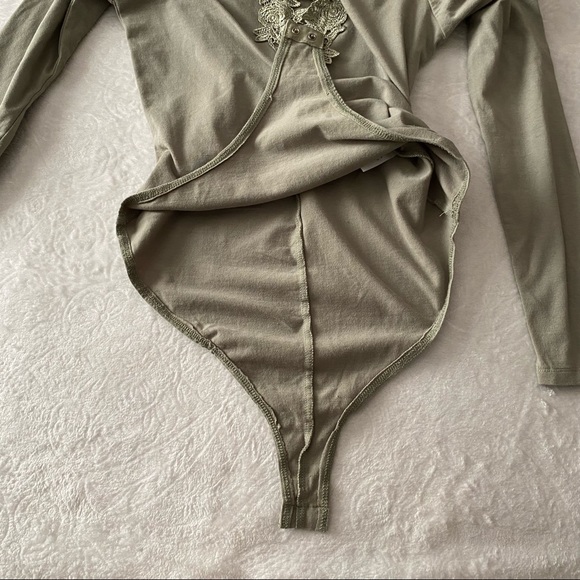 Sage Off Shoulder Floral Appliqué Neckline Bodysuit - Picture 9 of 11